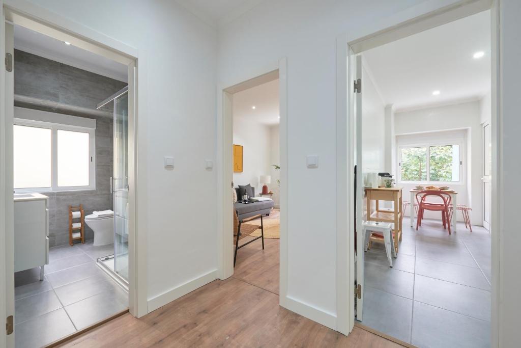 Spacious & Light-Filled 4BR Apartment By TimeColer photo 3