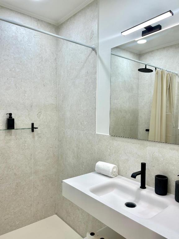 A2 Spacious & Stylish Apartment for 9 in Bica photo 3
