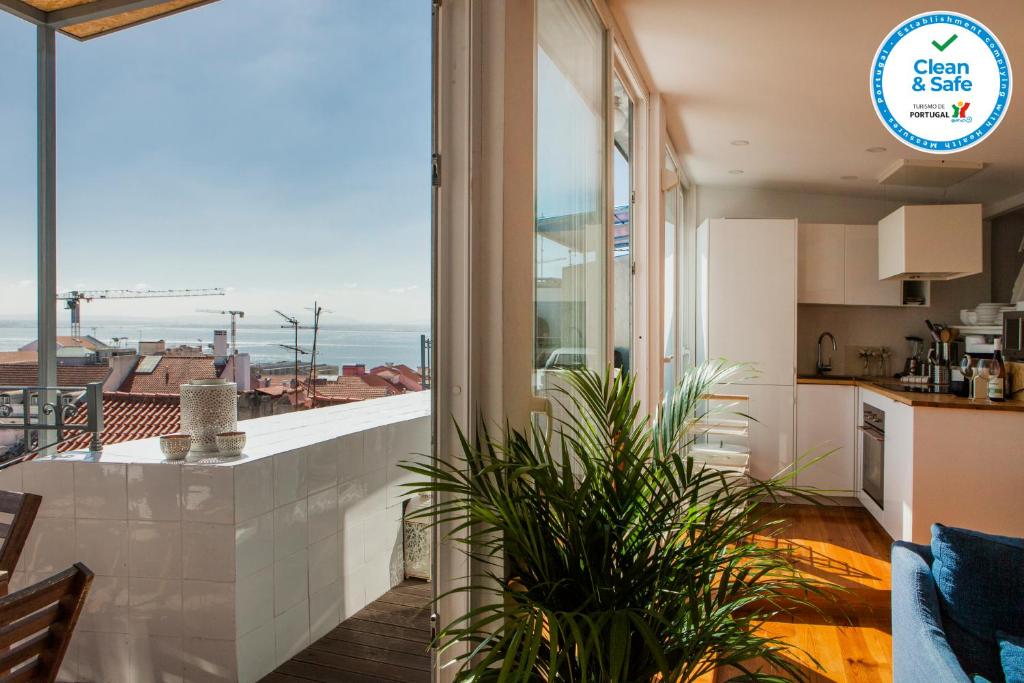 Amazing Rooftop Terrace With River And Historic City View 4 Bedrooms 4 bathrooms AC 19th Century Building Chiado photo 3