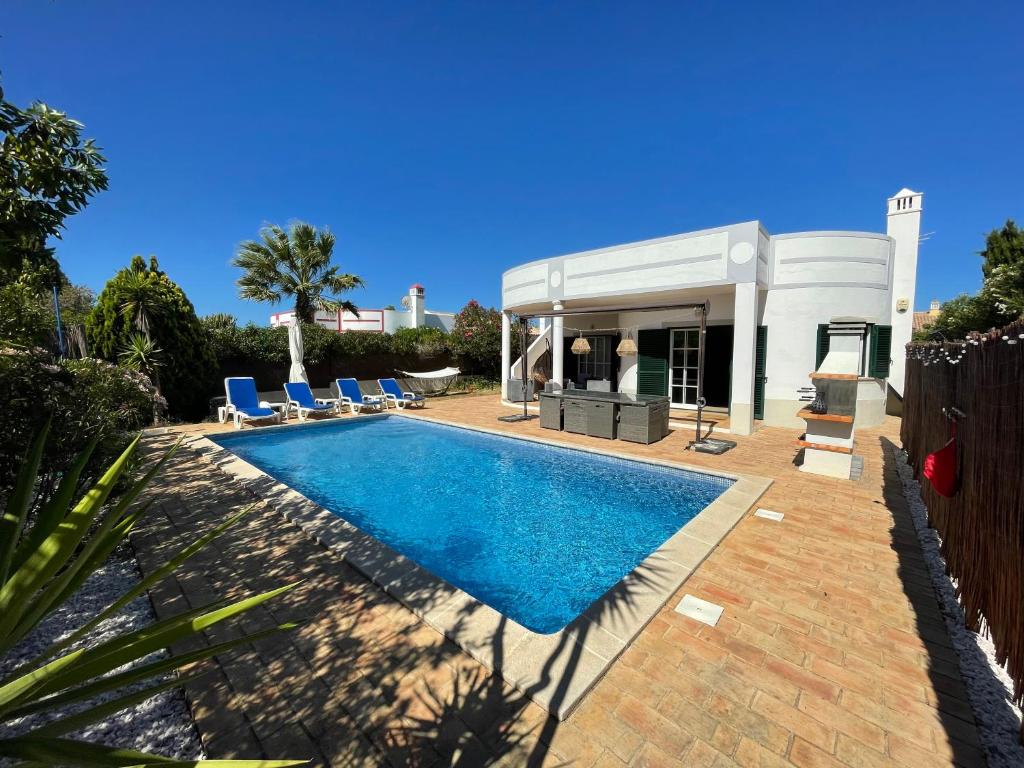 Spacious 3 bedroom villa with pool — photo 1