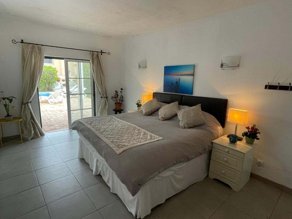 Spacious 3 bedroom villa with pool photo 2