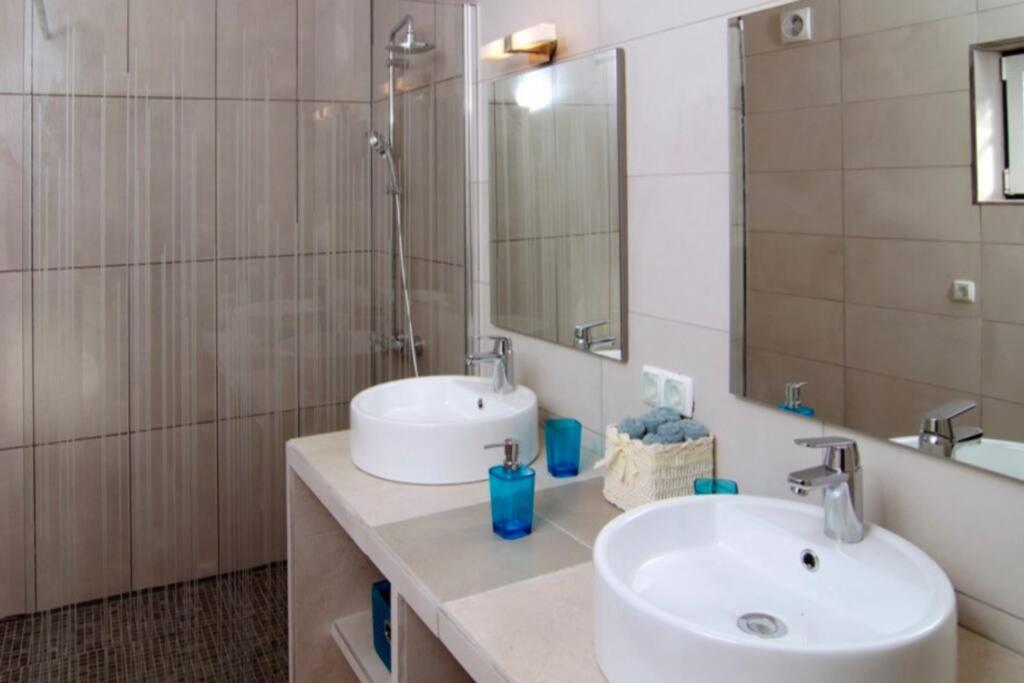 Spacious 3 bedroom villa with pool photo 3