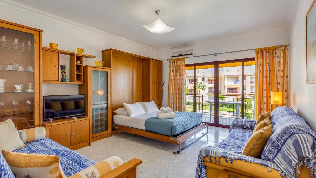 Serene Apartment W/ Balcony and Pool by LovelyStay photo 3