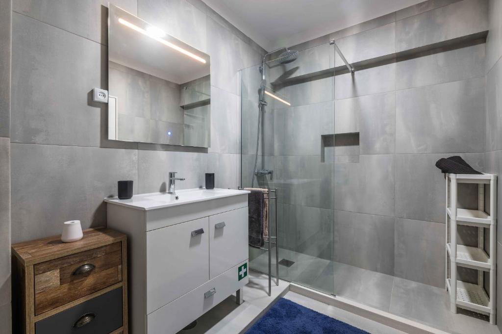 Salgados 2-Bedroom Apartment - 900m from the Beach - Wifi photo 3