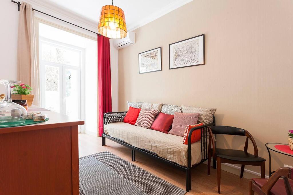 Sunny orange garden apartment in central Lisbon photo 2