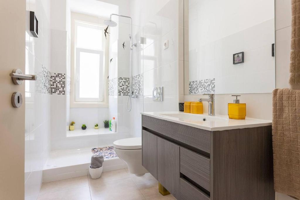 Sunny orange garden apartment in central Lisbon photo 3