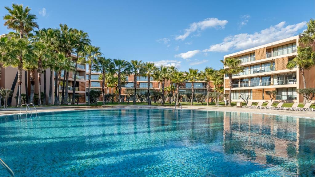 Seaside 3BDR Flat in Salgados with Pool by LovelyStay — photo 1