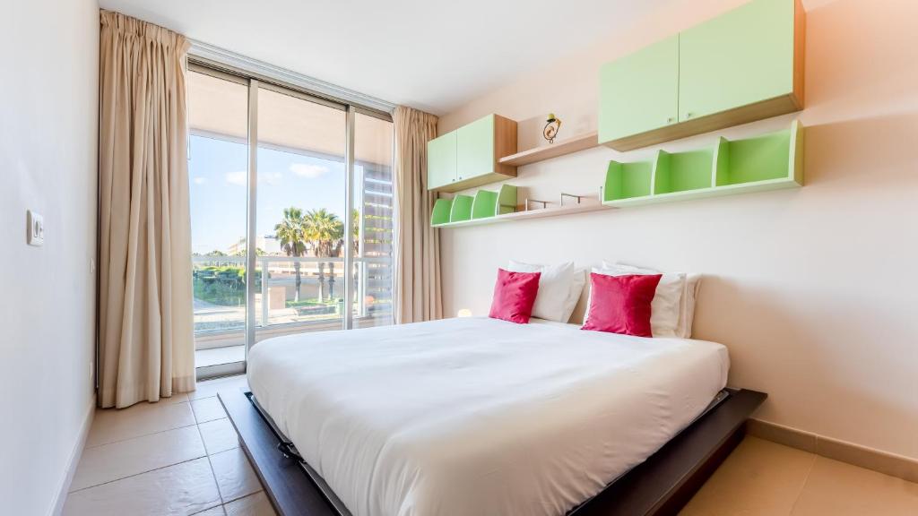 Seaside 3BDR Flat in Salgados with Pool by LovelyStay photo 2