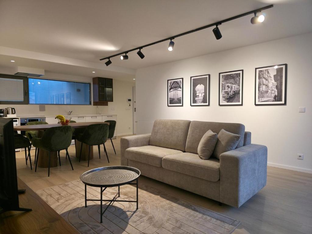 Spacious and modern 2-bed apartment with garage — photo 1