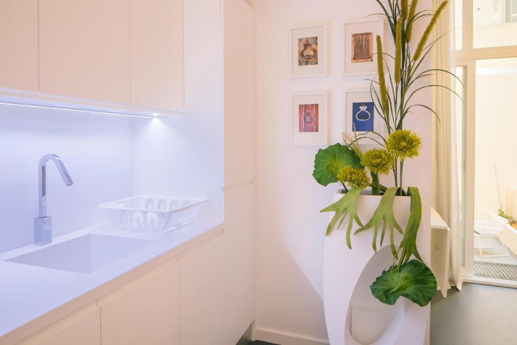 Spacious 2-Bed Apartment with Interior Terrace near Marquês de Pombal photo 3