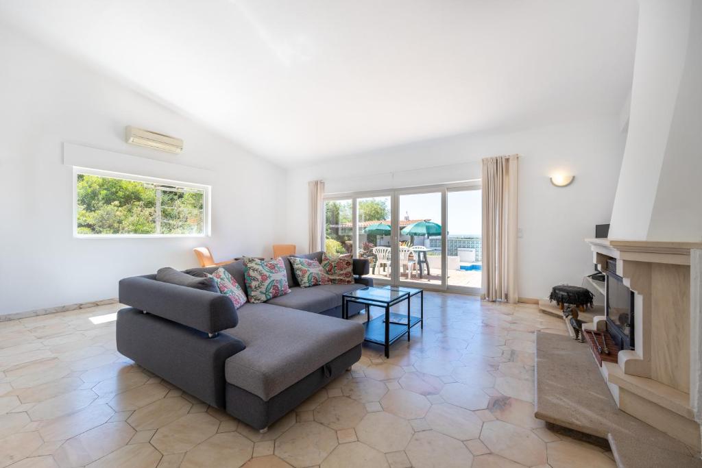 Booking.com: Hotels in Santa Bárbara de Nexe. Book your hotel now! photo 2