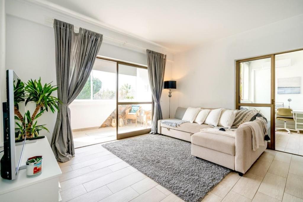 Spacious 1-Bedroom Apartment with Pool near Vilamoura Marina photo 2