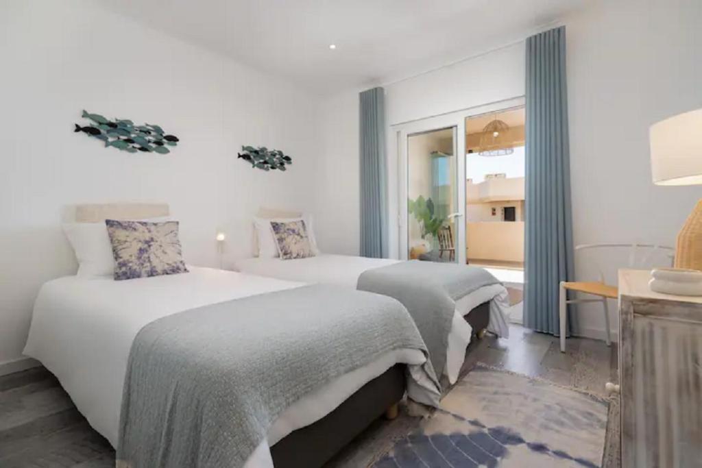 Superb Flat 200 from Beach photo 2