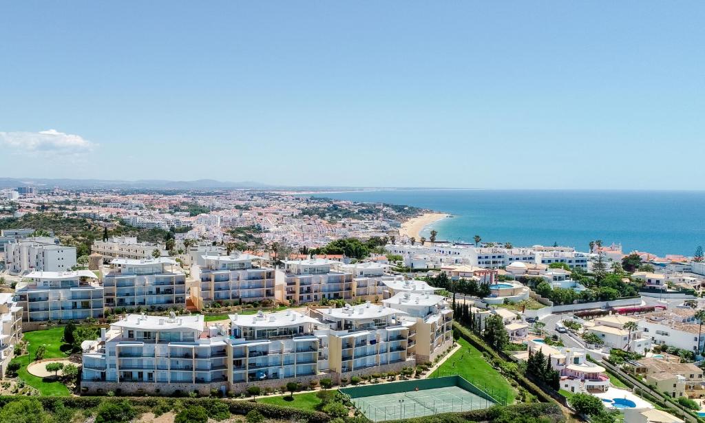 BnB Homes White Rose Garden Apartment with 2 Terraces & 2 Swimming Pools photo 2