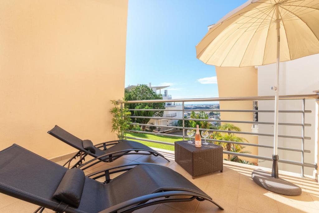 BnB Homes White Rose Garden Apartment with 2 Terraces & 2 Swimming Pools photo 3