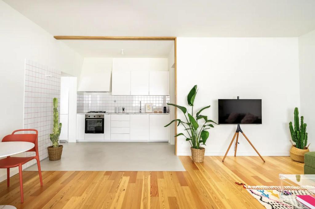 Modern 1-Bed Apt with Big Balcony near Beaches photo 2