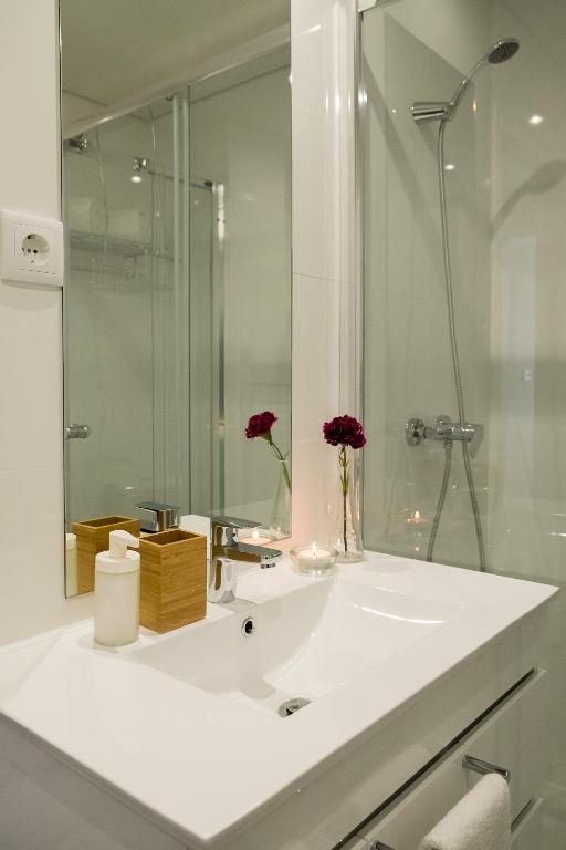 Simon Guest Apartments photo 2