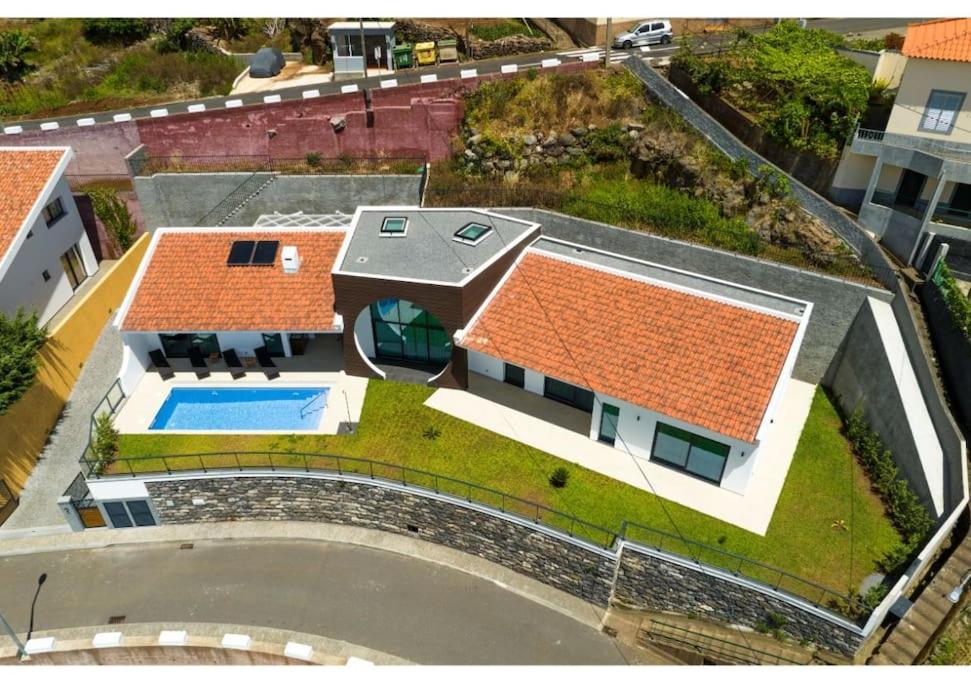 The pool house in Ponta de Sol — photo 1