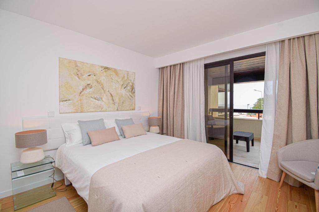 Stylish One Bedroom Apartment with Swimming Pool — photo 1