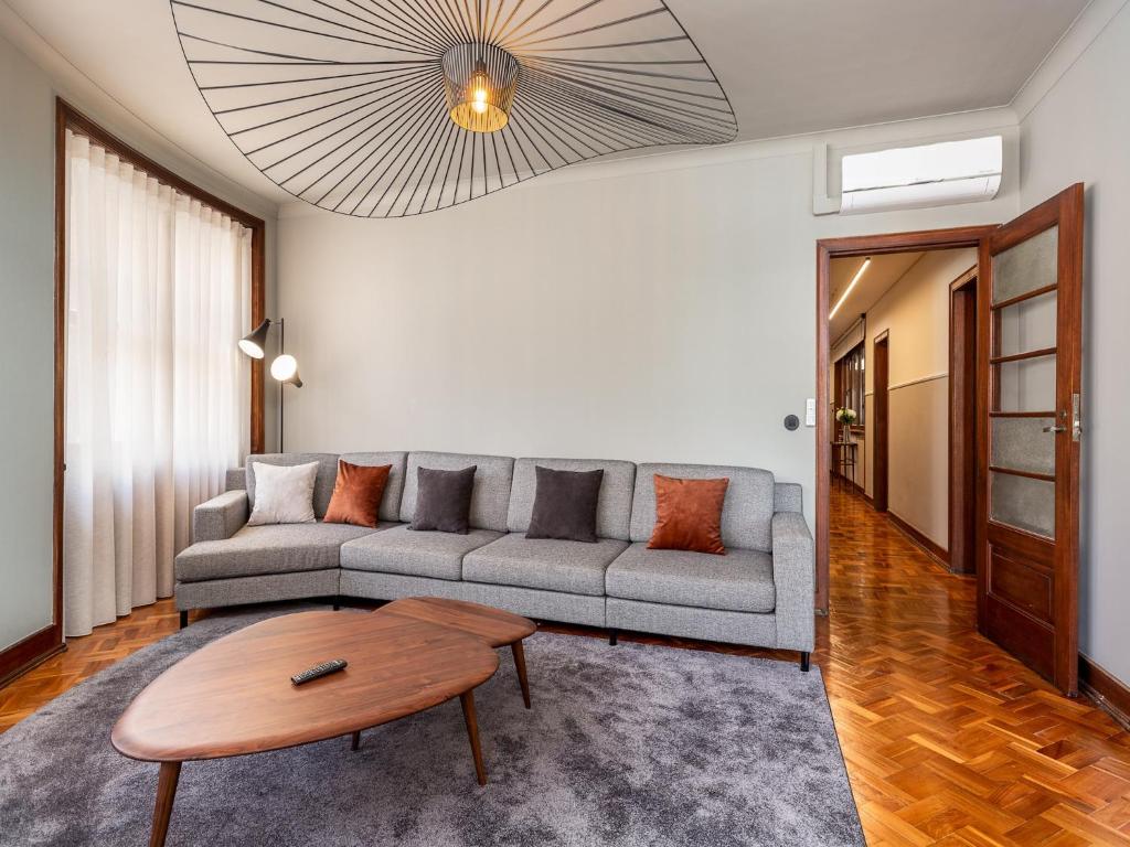 Spacious family apartment in Porto — photo 1