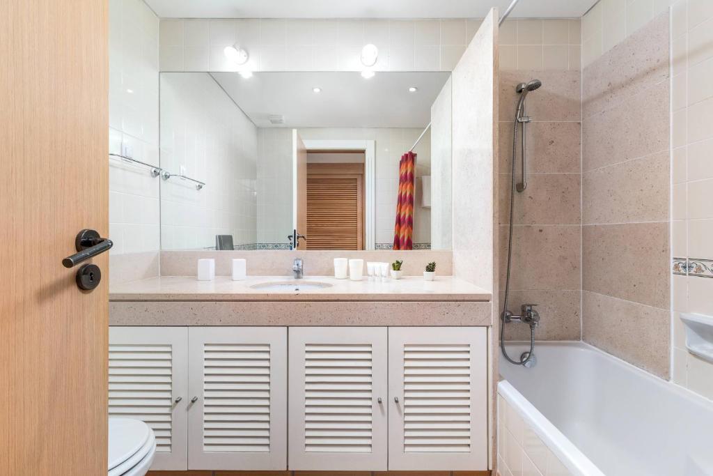 Stylish 2BR Ground Floor Apartment in Vila Sol photo 3
