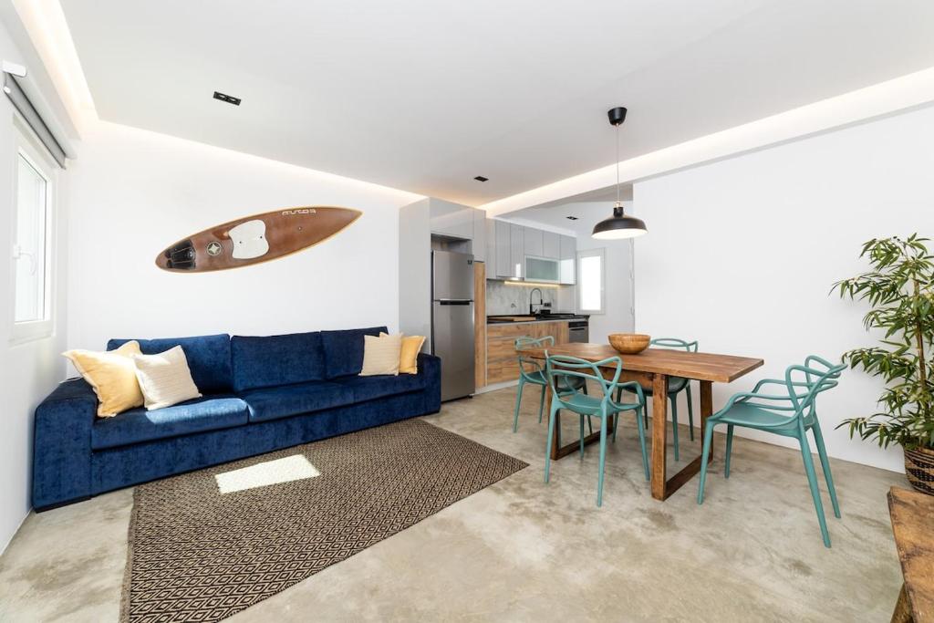 Sunset House - by Monte das Alpenduradas — photo 1
