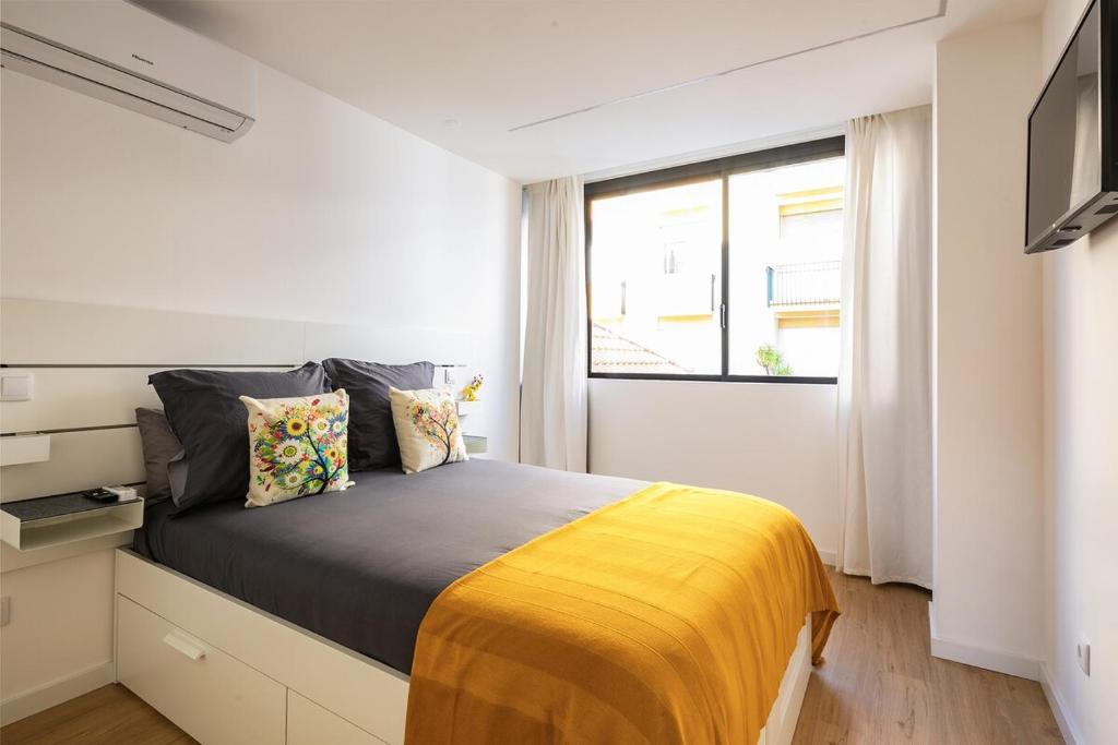 Yellow Breeze Apartment by Cozy Stay photo 2