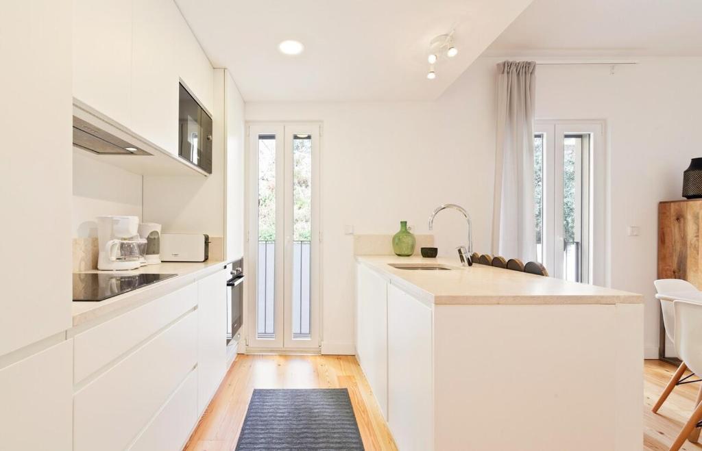 Bright 2 Bedroom Apartment with parking in Lisbon — photo 1