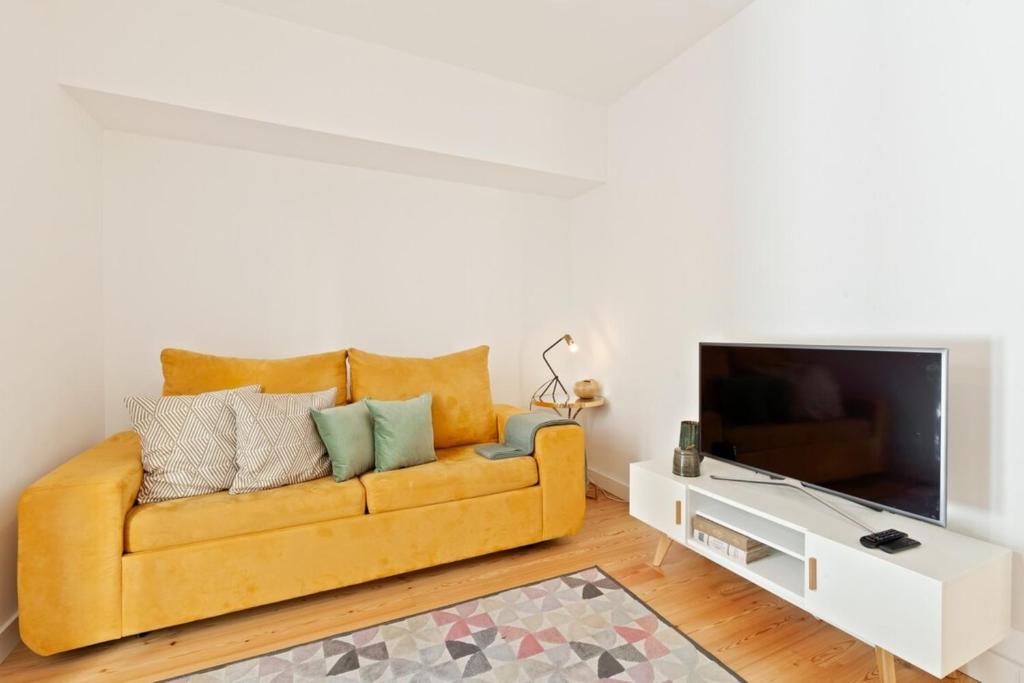 Bright 2 Bedroom Apartment with parking in Lisbon photo 2
