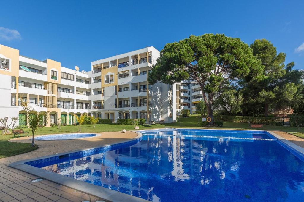 Modern Top Floor Apartment 60m2 - Balcony with Pool & Sea View - Vilamoura — photo 1