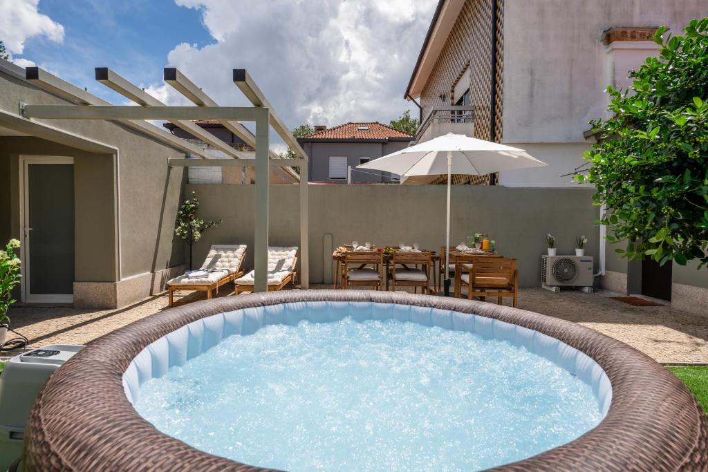 Host Wise - Terrace Delight House w Private Jacuzzi — photo 1