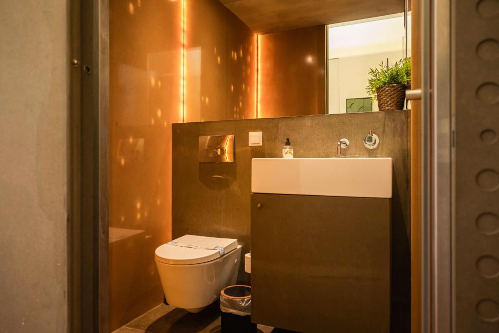 The Luxe Cube Apartment photo 3