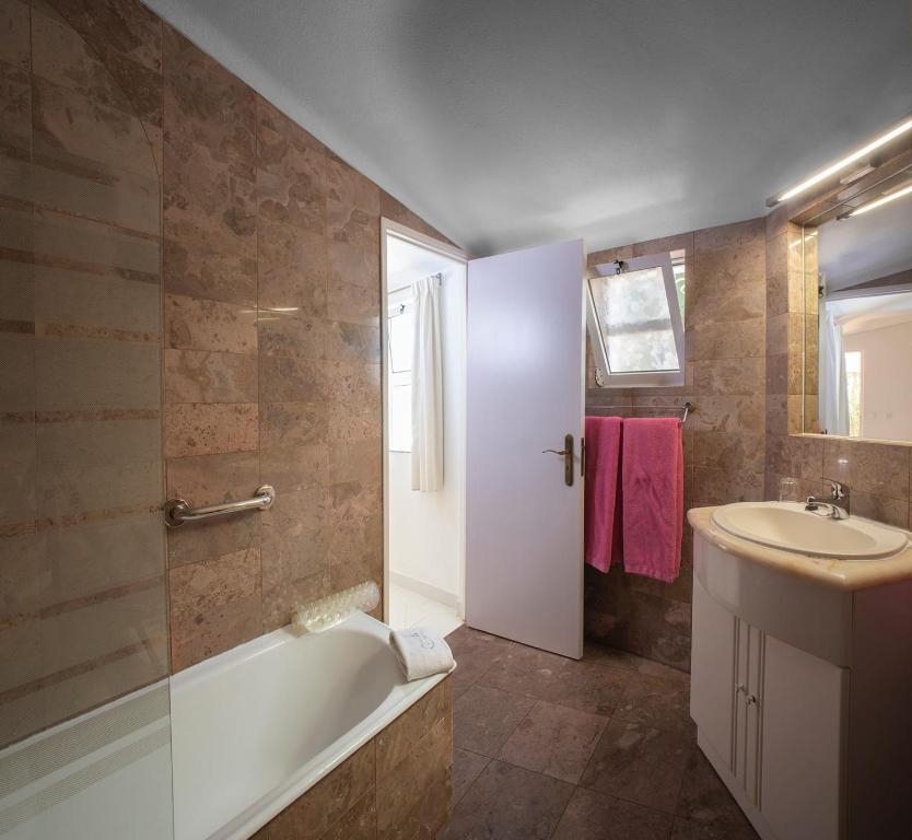 1 Bed Flat - Sleeps 2 - Pool - Parking - Wifi photo 3