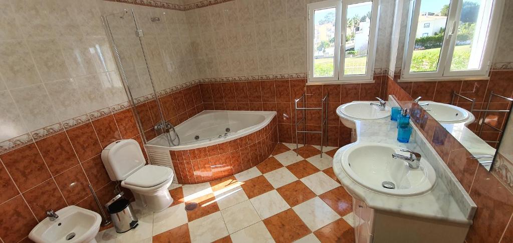 Sunset Villa by Laranjal Rentals photo 2