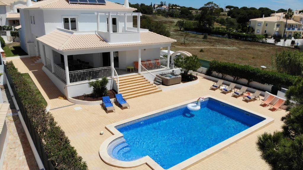 Sunset Villa by Laranjal Rentals photo 3