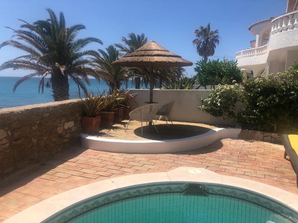 Beach front/waterside apartment photo 3