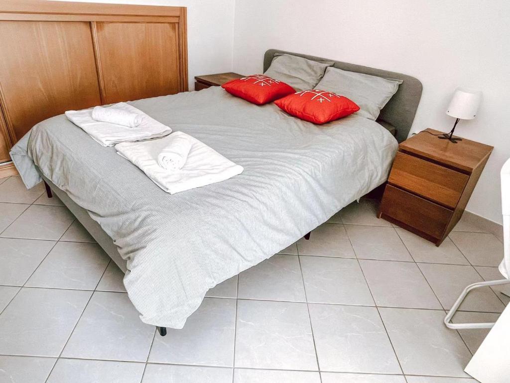Seaside room in a Peniche townhouse featuring a private bathroom and shared access to the swimming pool and kitchen photo 2