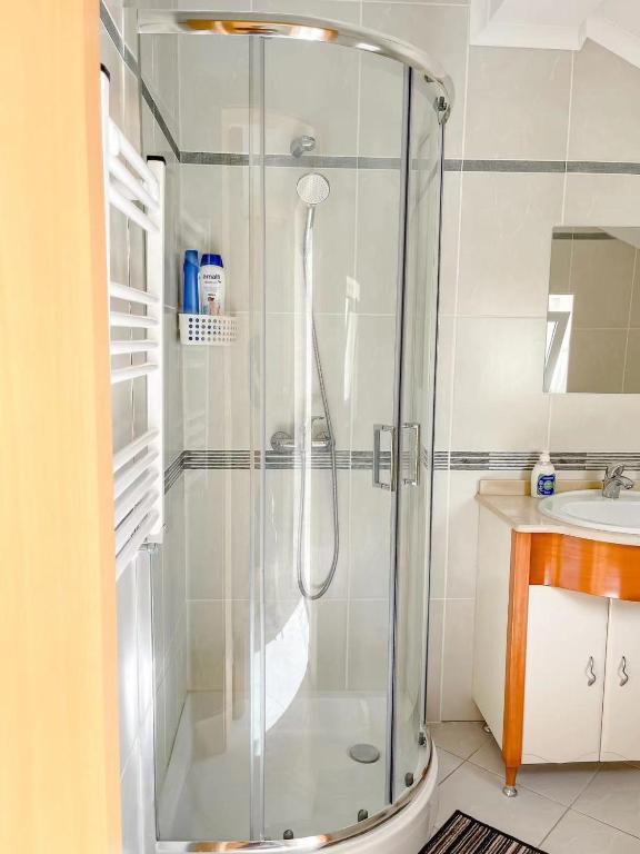 Seaside room in a Peniche townhouse featuring a private bathroom and shared access to the swimming pool and kitchen photo 3