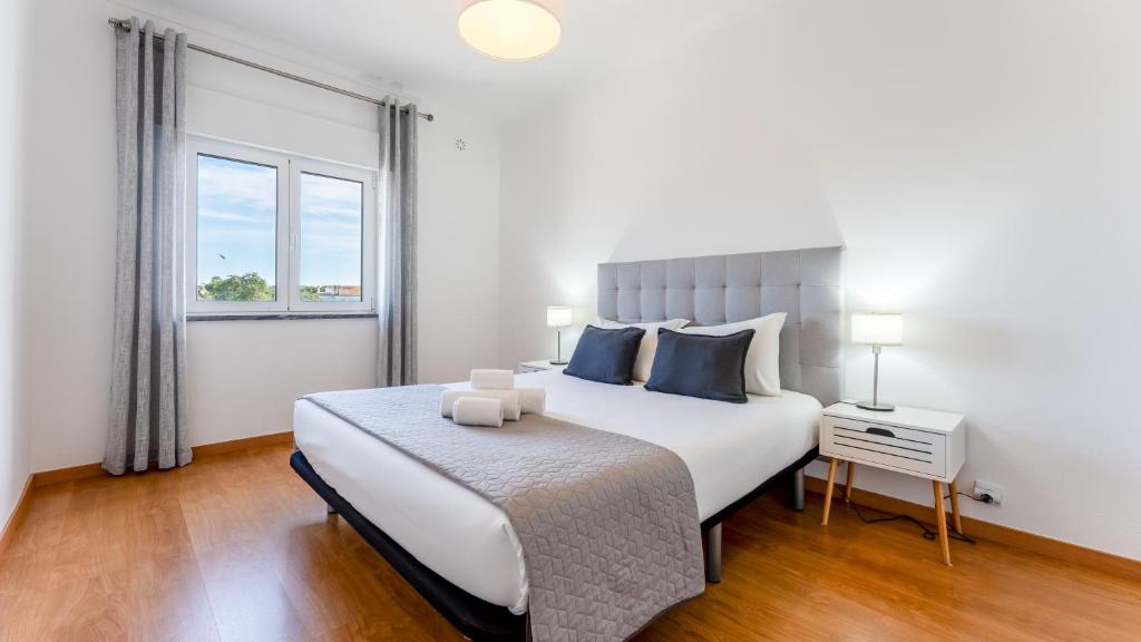 Sunny 3BDR Apt with Pool in Ferreiras by LovelyStay photo 2