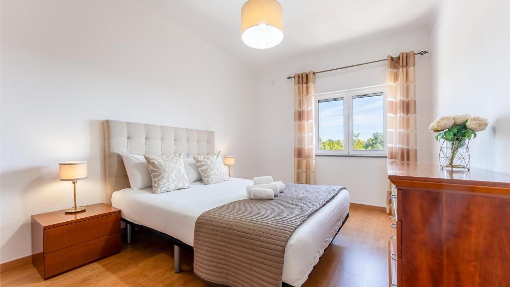 Sunny 3BDR Apt with Pool in Ferreiras by LovelyStay photo 3