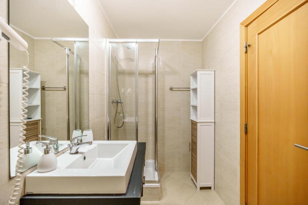 Spectacular 2 bed apartment photo 3
