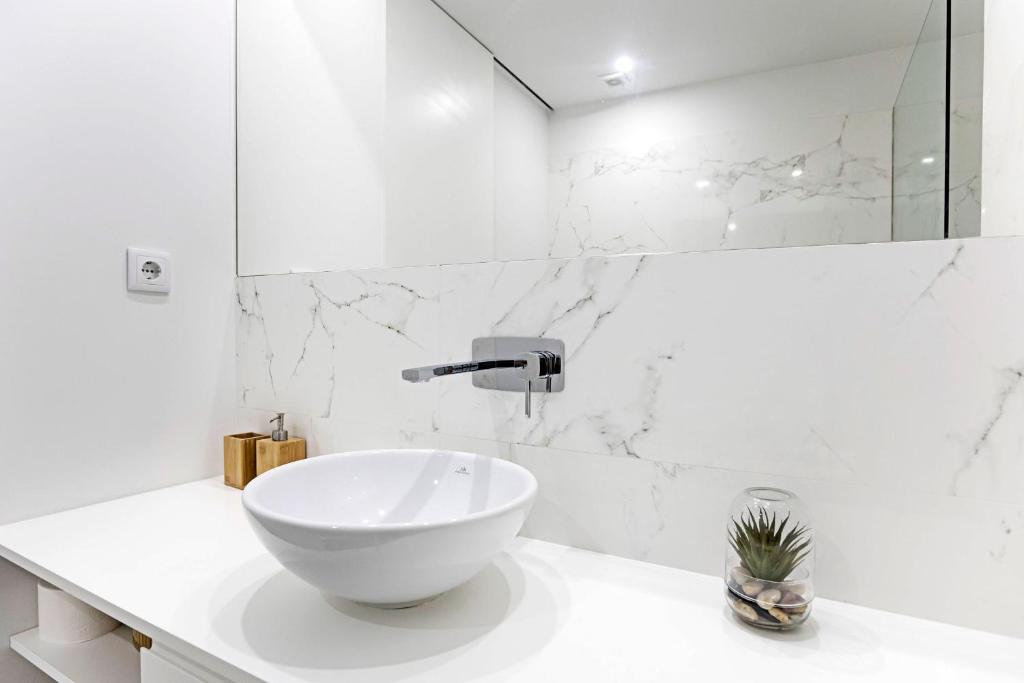 Stylish Flat W/ Gym & Parking by LovelyStay photo 3