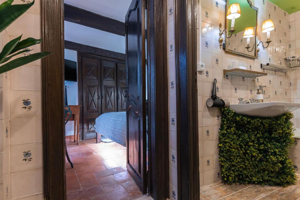 Small Cozy Room in Palace Patio with Hot Tub and Snooker - Sintra WOW photo 3