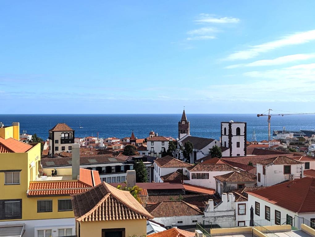 Top-Floor One-Bedroom Flats - Peaceful with Ocean and City Views — photo 1