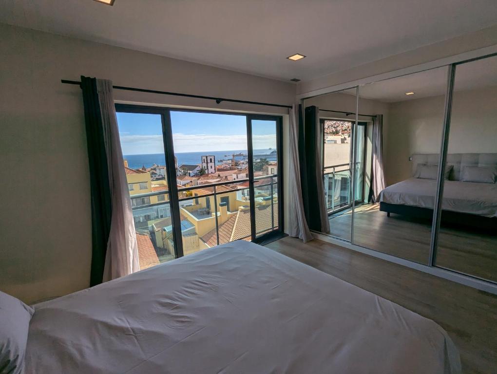 Top-Floor One-Bedroom Flats - Peaceful with Ocean and City Views photo 2
