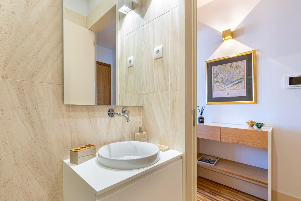 Stylish Poveiros Flat w Balcony by LovelyStay photo 3