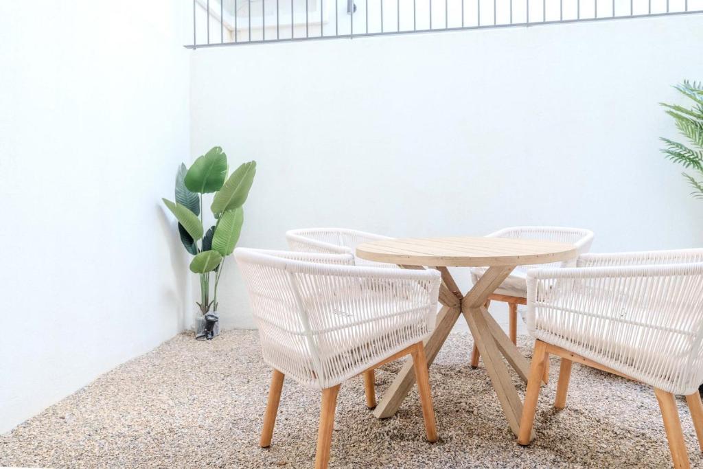Stylish 2BR Apartment with AC & Terrace | By Airnest photo 2