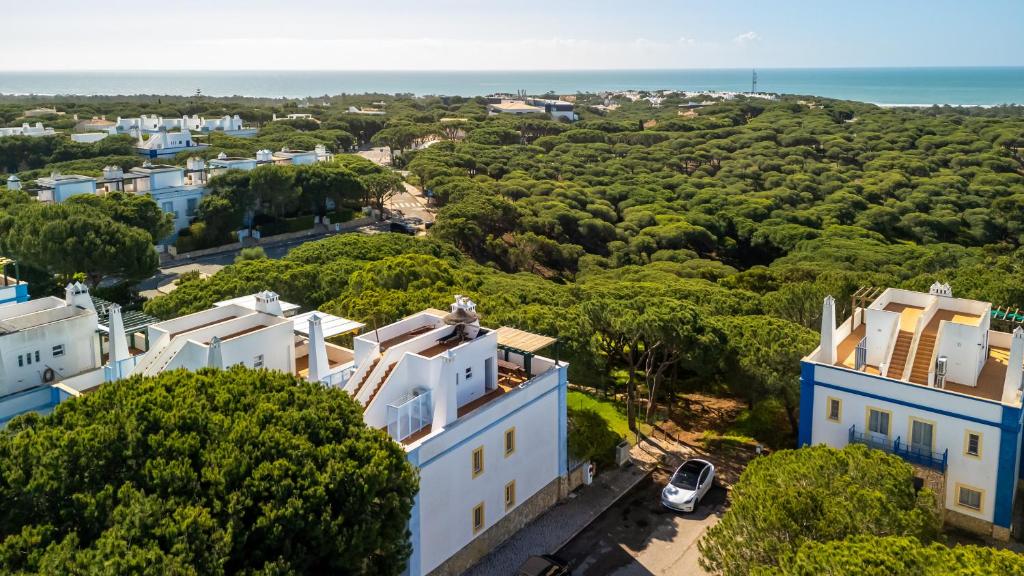 2 BDR House W/Terrace in Praia Verde by LovelyStay photo 3