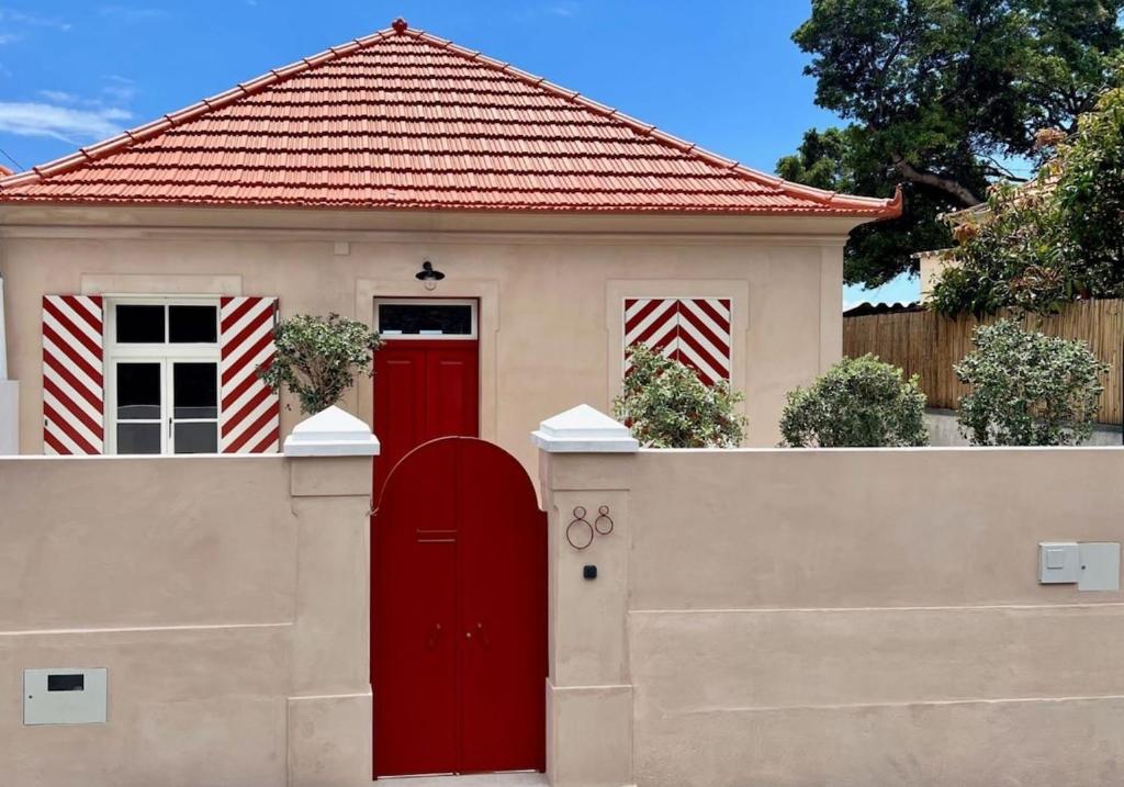 THE BOAT HOUSE Sea Front and Private Pool — photo 1
