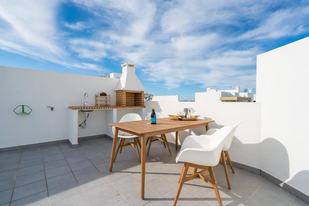 T2 in Alvor with Rooftop Terrace & Pool — photo 1